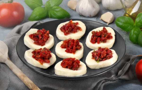 PERFECT PAIRINGS – MOZZARELLA CAPRESE (10oz, 2-COMPARTMENT TRAY) - Image 2